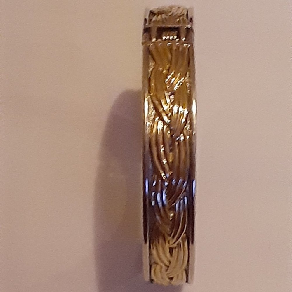 Bangle bracelet